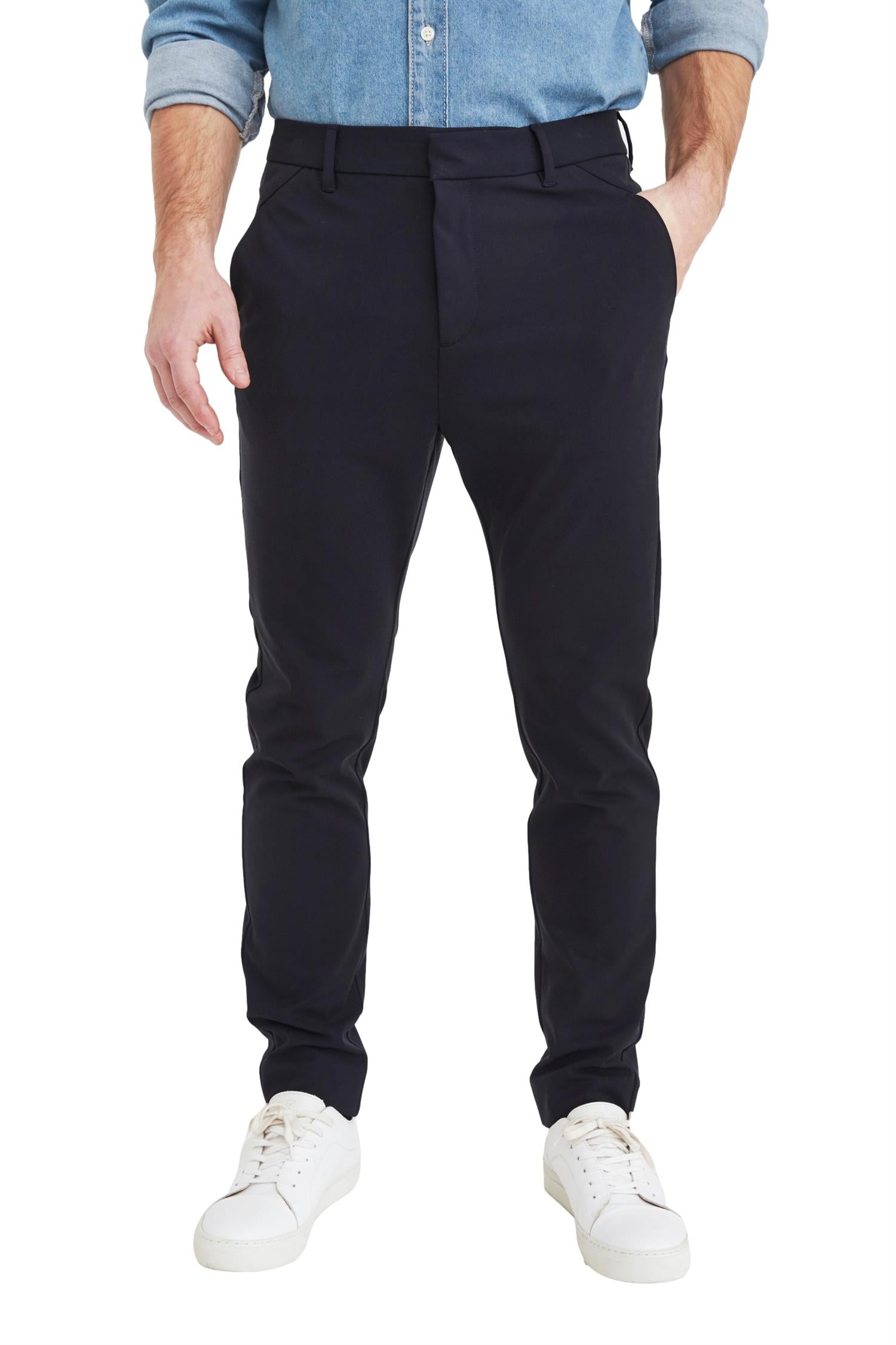 Plain JoshPL 315 dype navy bukse av bomullsstoff, viser passform og dype navy farge.