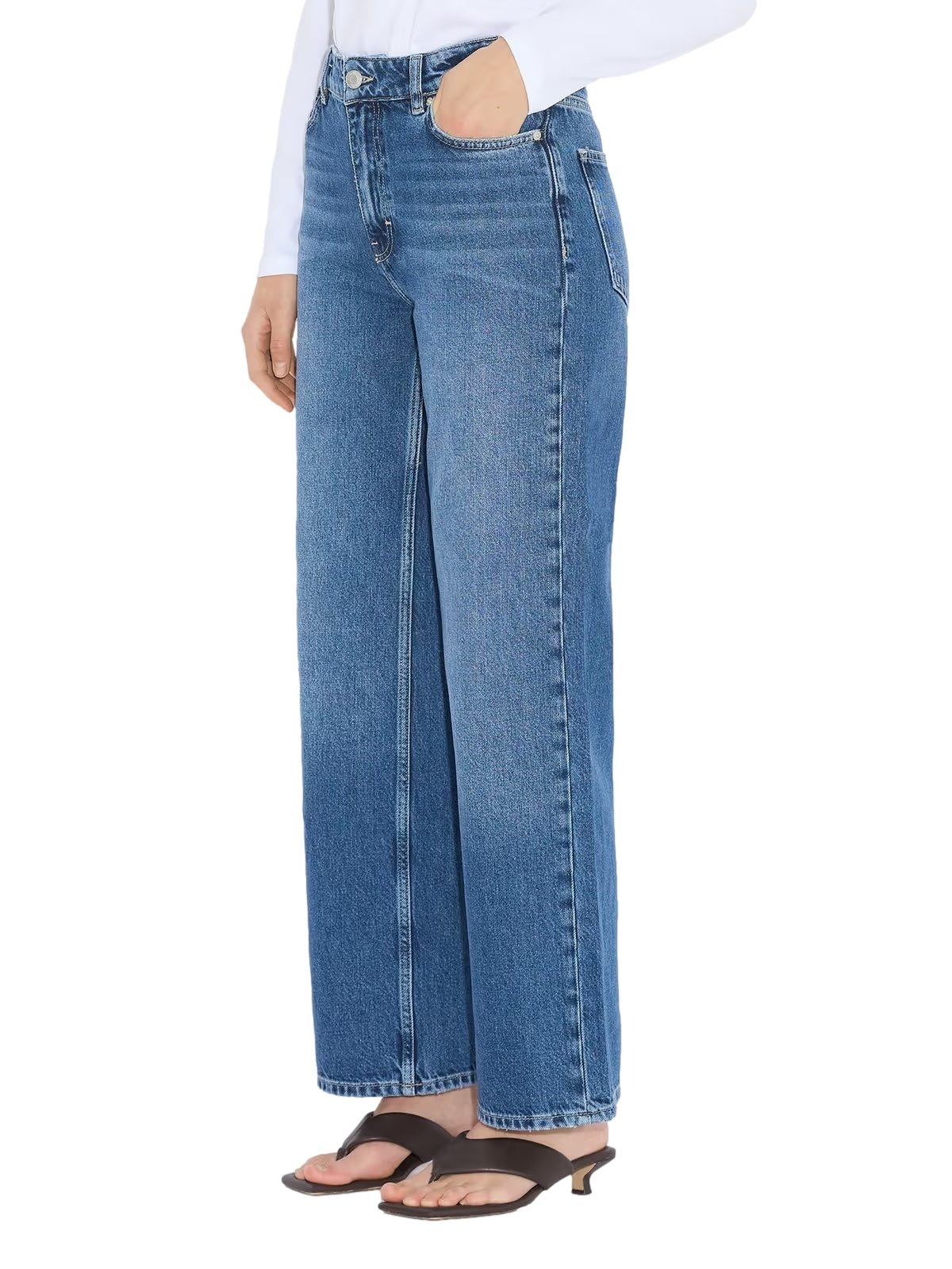 Holzweiler W Wide-Leg jeans i denim, bukser med vide ben, vist på modell. Naturlig passform og klassisk denimfarge.