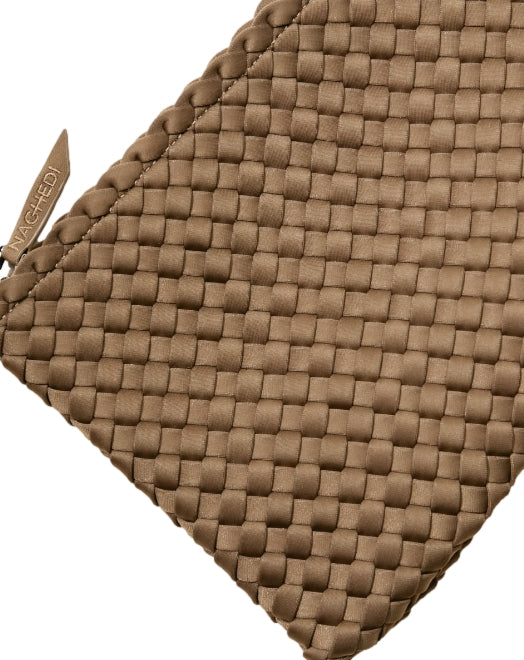 Naghedi St. Barths liten tote-veske i minkfarget stoff med brune detaljer, enkel og moderne design.