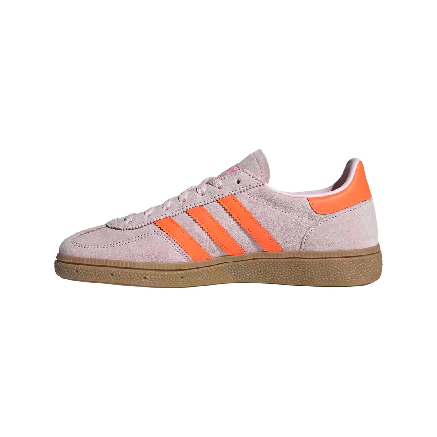 Adidas Handball Spezial W JS0250 rosa sportssko med hvite detaljer, mykt skinn og komfortabel passform, perfekt for håndball.