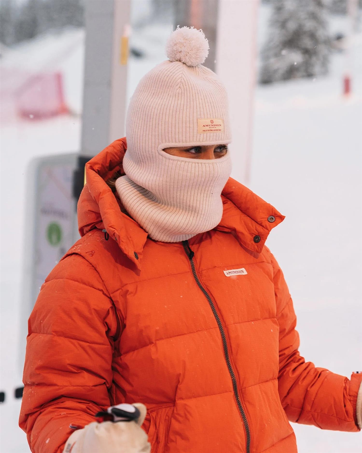Rød Amundsen vinter dunjakke for kvinner med hette og glidelås, varm og lett til kalde vinterdager.