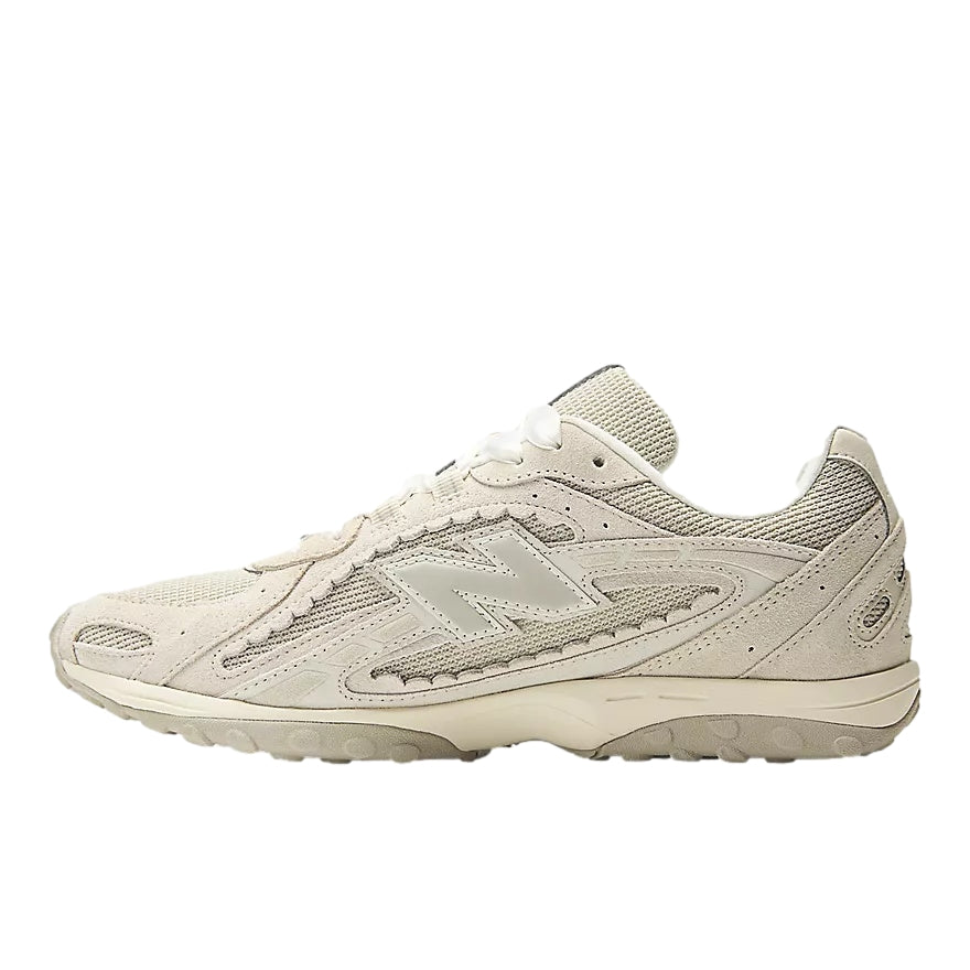 New Balance 204L L2SZ Sea Salt sko i beige med mønster, komfortabelt design og sportsstil.