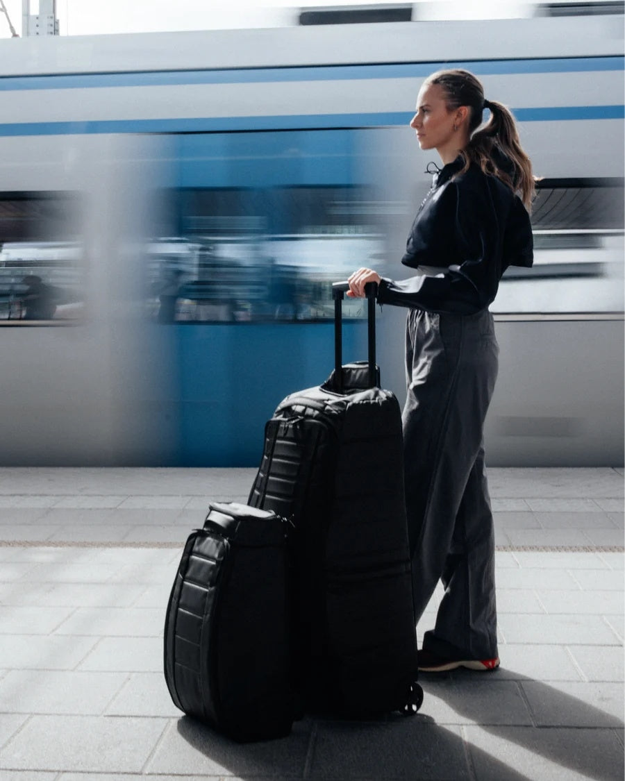 Db Hugger Backpack 30L Black Out Sekk Sort - modostore.no