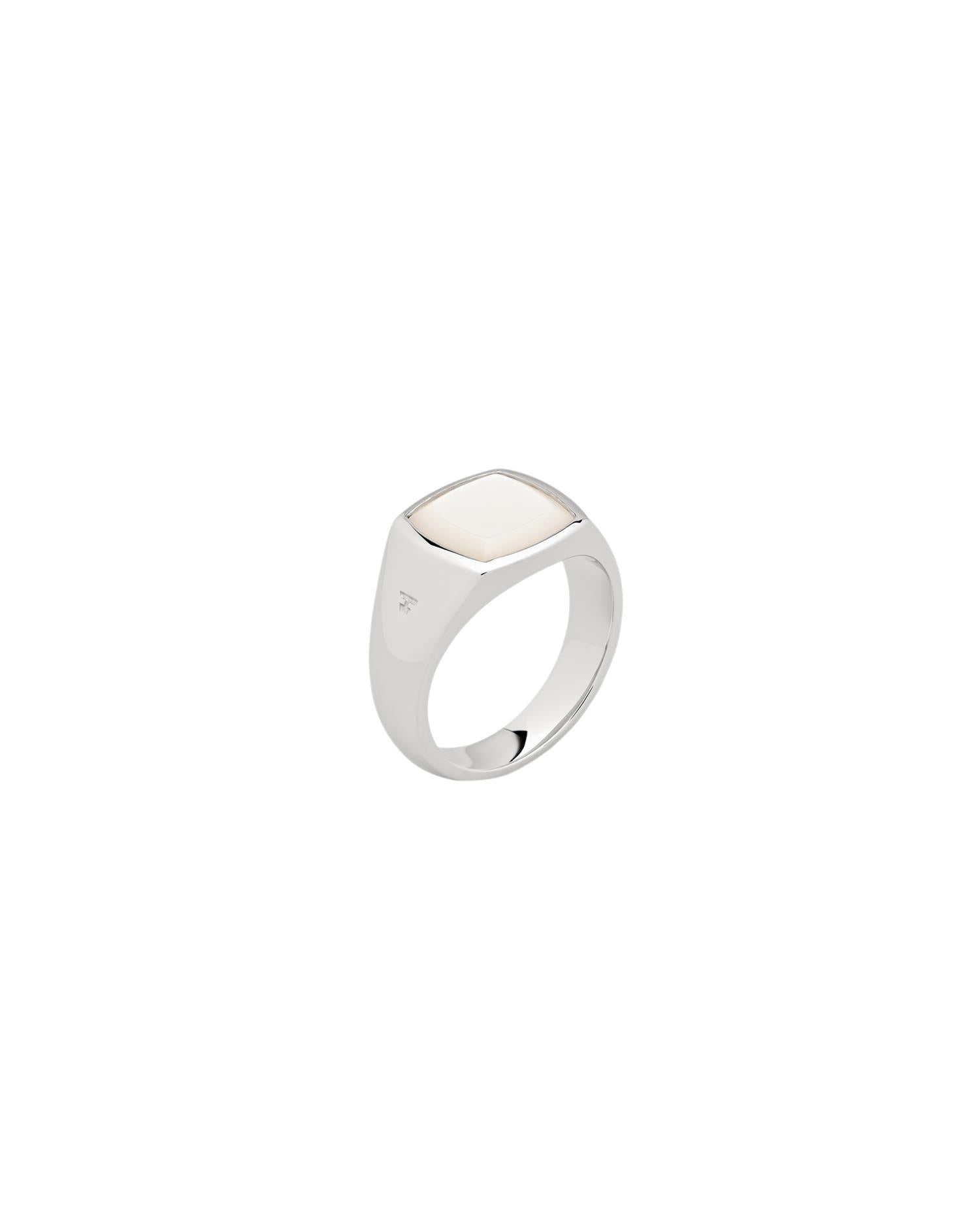 Tom Wood hvit MOP-ring i sølv, elegant ring med lys perlemor innfatning, håndlaget smykke med minimalistisk design