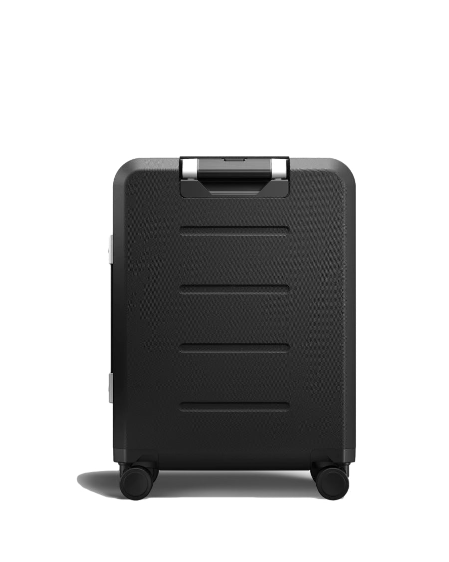 Db Ramverk Pro front-tilgang kabinkoffert i sølv og sort med robuste hjul og teleskophåndtak, designet for enkel flyreise.