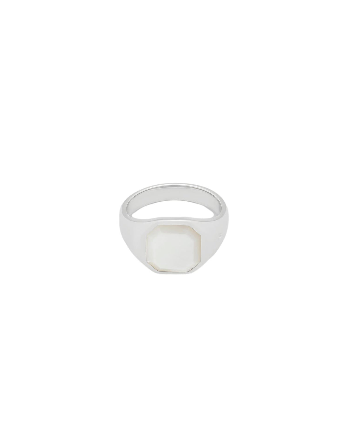 Tom Wood Dan ring i hvitt MOP med melkehvit utside og enkel design, vises i bilde.