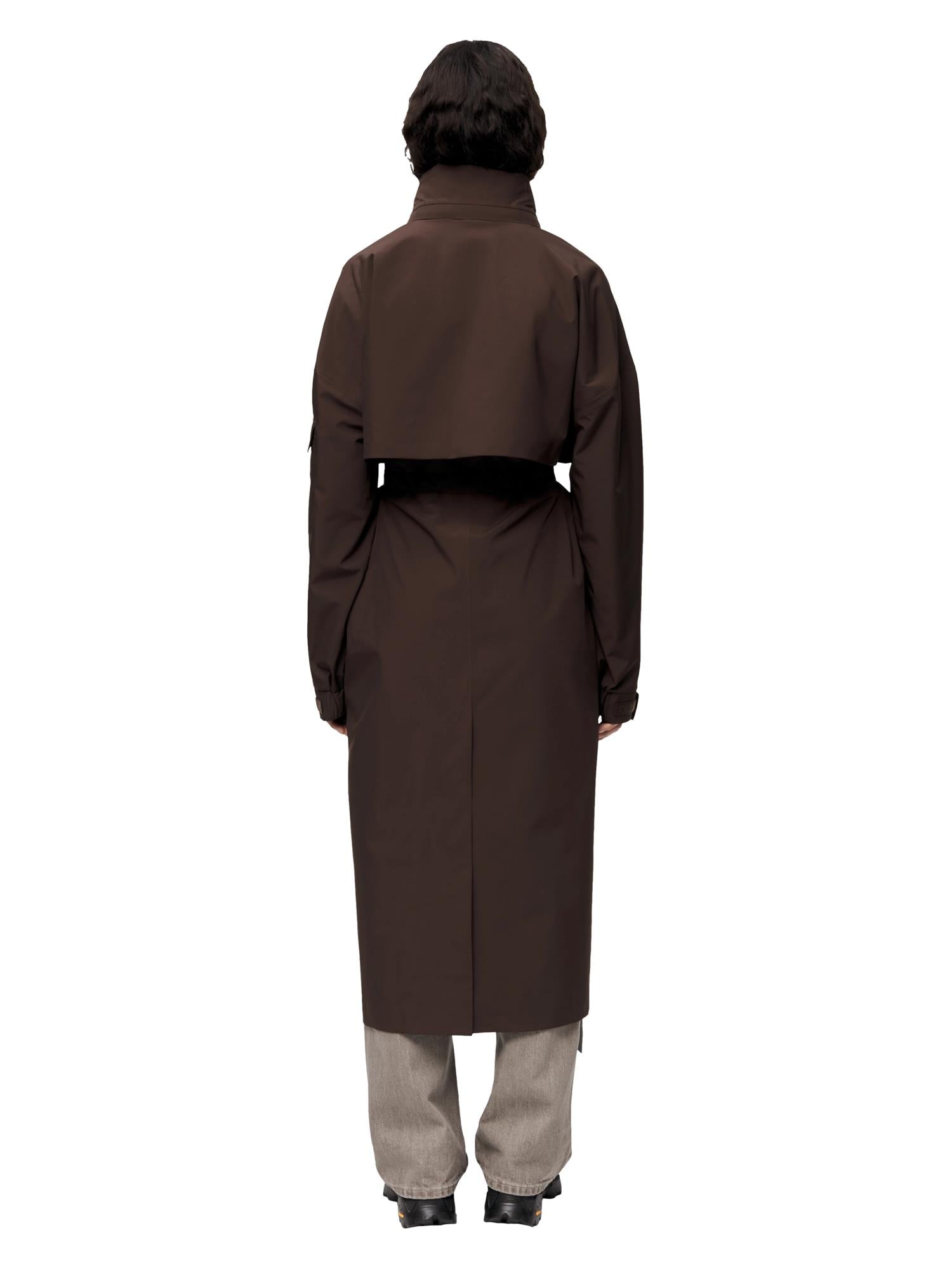 Blæst Klipra Java jakke i mørkebrun, varm og stilfull, med glidelås og lommer, vist på modell.