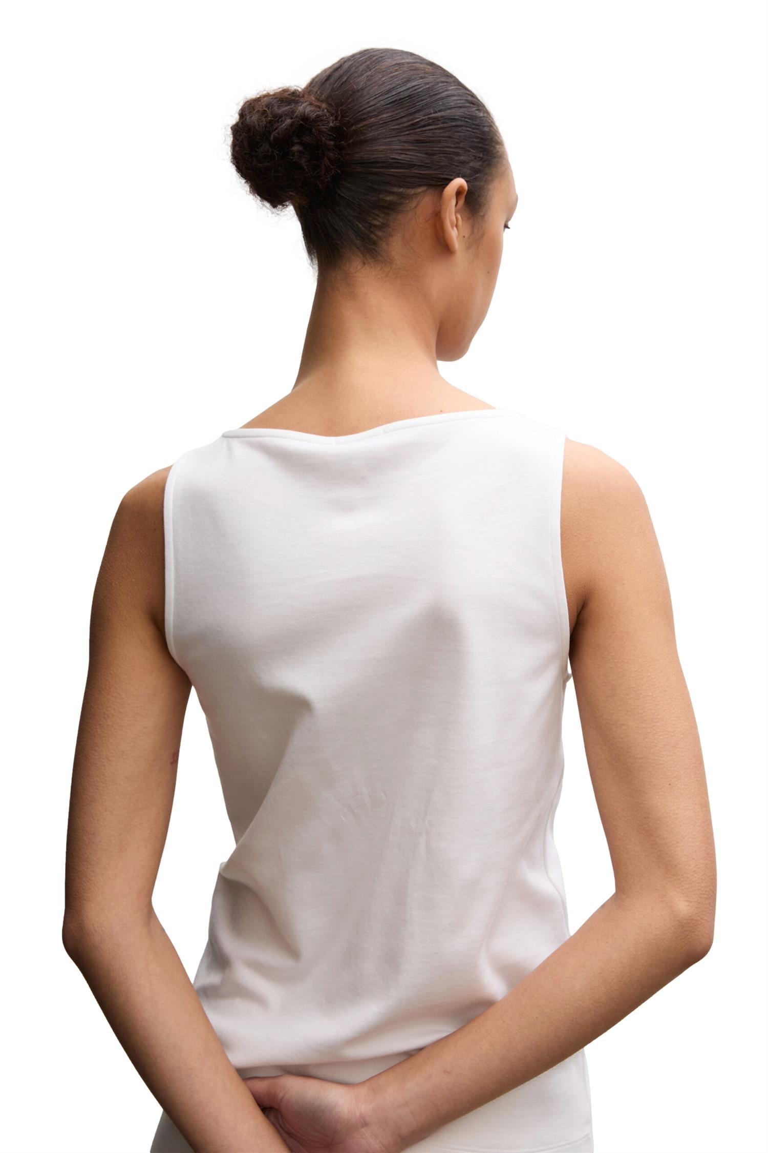 Julie Josephine Beatris Topp i hvit, lett og stilfull, med mykt stoff og enkel design, perfekt for casual antrekk.