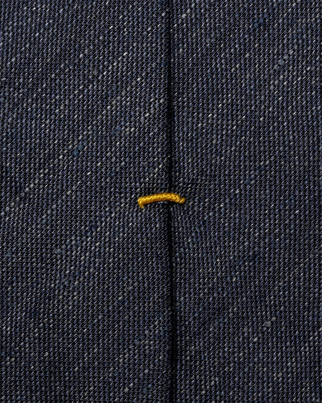 Eton marineblå slips i vevet lin og silke, elegant slips for formelle anledninger, detaljert visning av stoff og tekstur