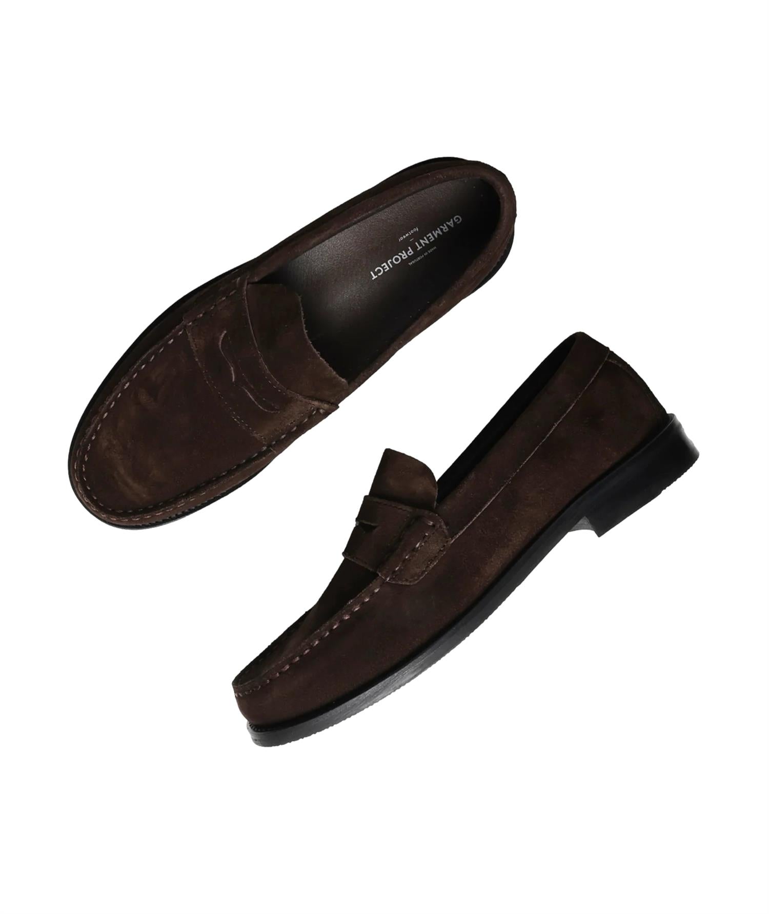 Garment Project Miles Penny Loafer i brun semsket skinn, klassisk og komfortabel sko for menn.