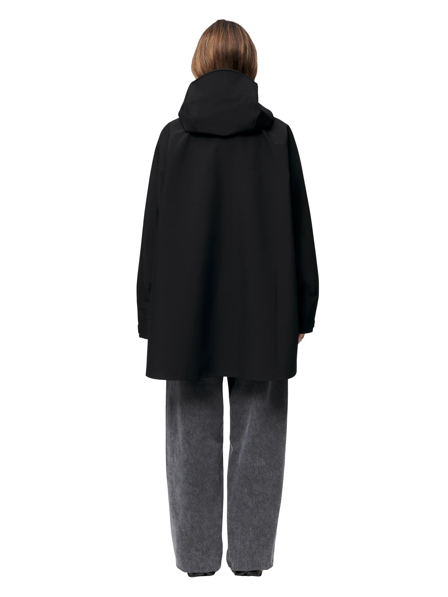 Blæst Voss poncho jakke i sort, myk og varm med justerbar hette og brede ermer, laget av slitesterkt materiale.