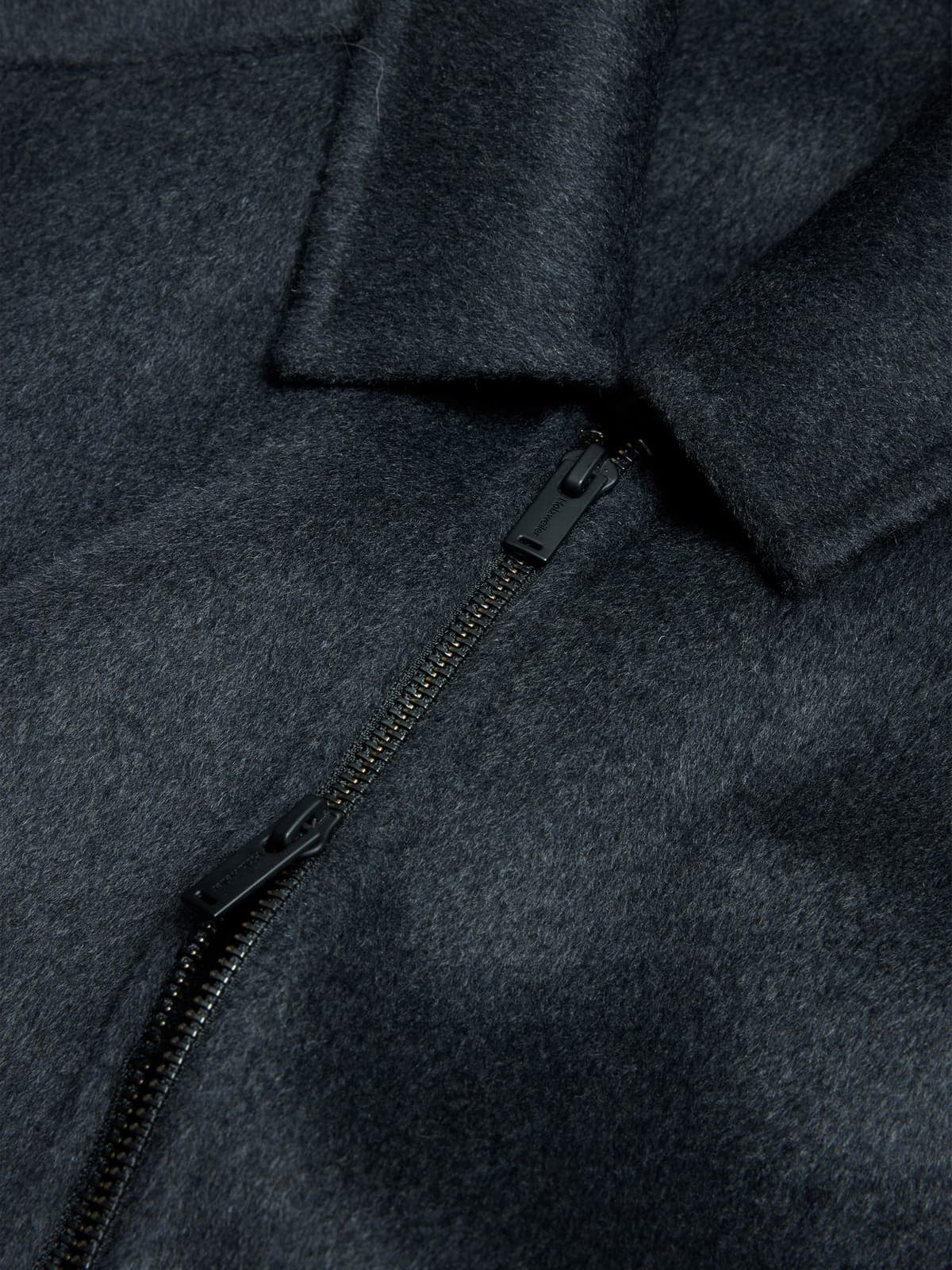 Holzweiler Chive zip-up ulljakke i vasket sort, viser en moderne, myk og varm jakke med glidelås i stilrent design.