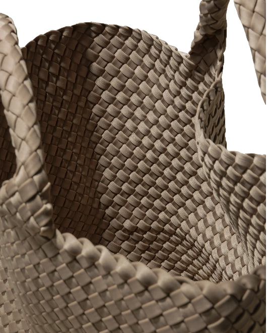 Naghedi St. Barths Medium Tote i cashmere taupe, romslig veske med myke, naturlige materialer og enkel design.