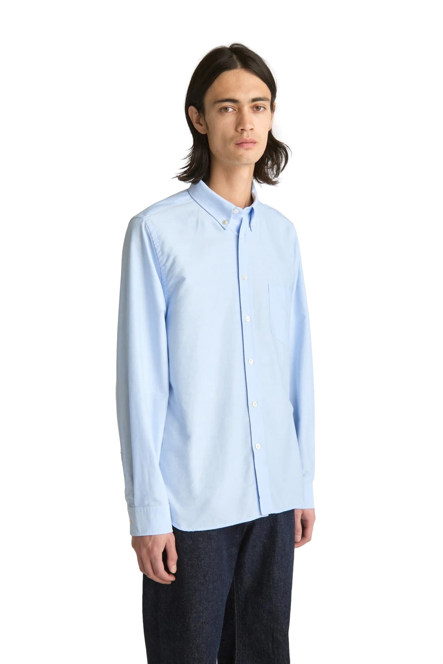 Lyseblå Livid Initial Celeste Ox skjorte med knappestolpe og skjult brystlomme, vist på modell.
