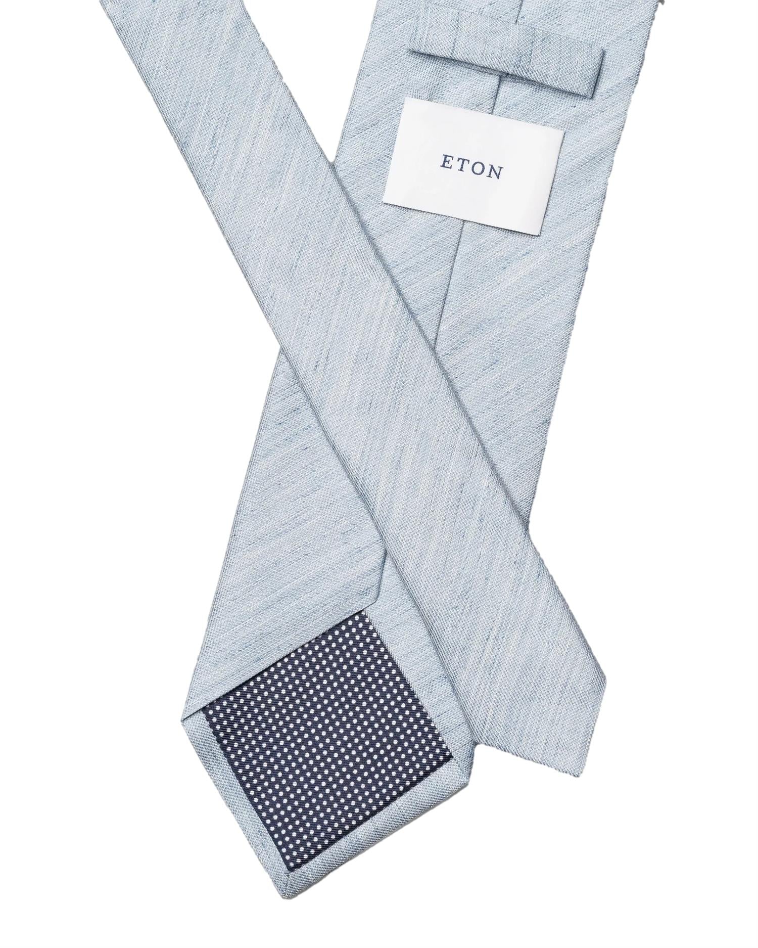 Lyseblå Eton slips i vevet lin og silke, elegant og glatt med fin tekstur, perfekt for formelle anledninger.