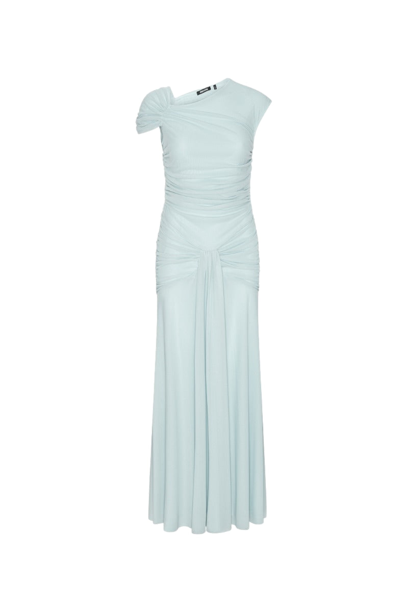 Lyseblå ROTATE Maxi Asymmetrisk kjole med elegant snitt og flytende stoff, vist på modell.