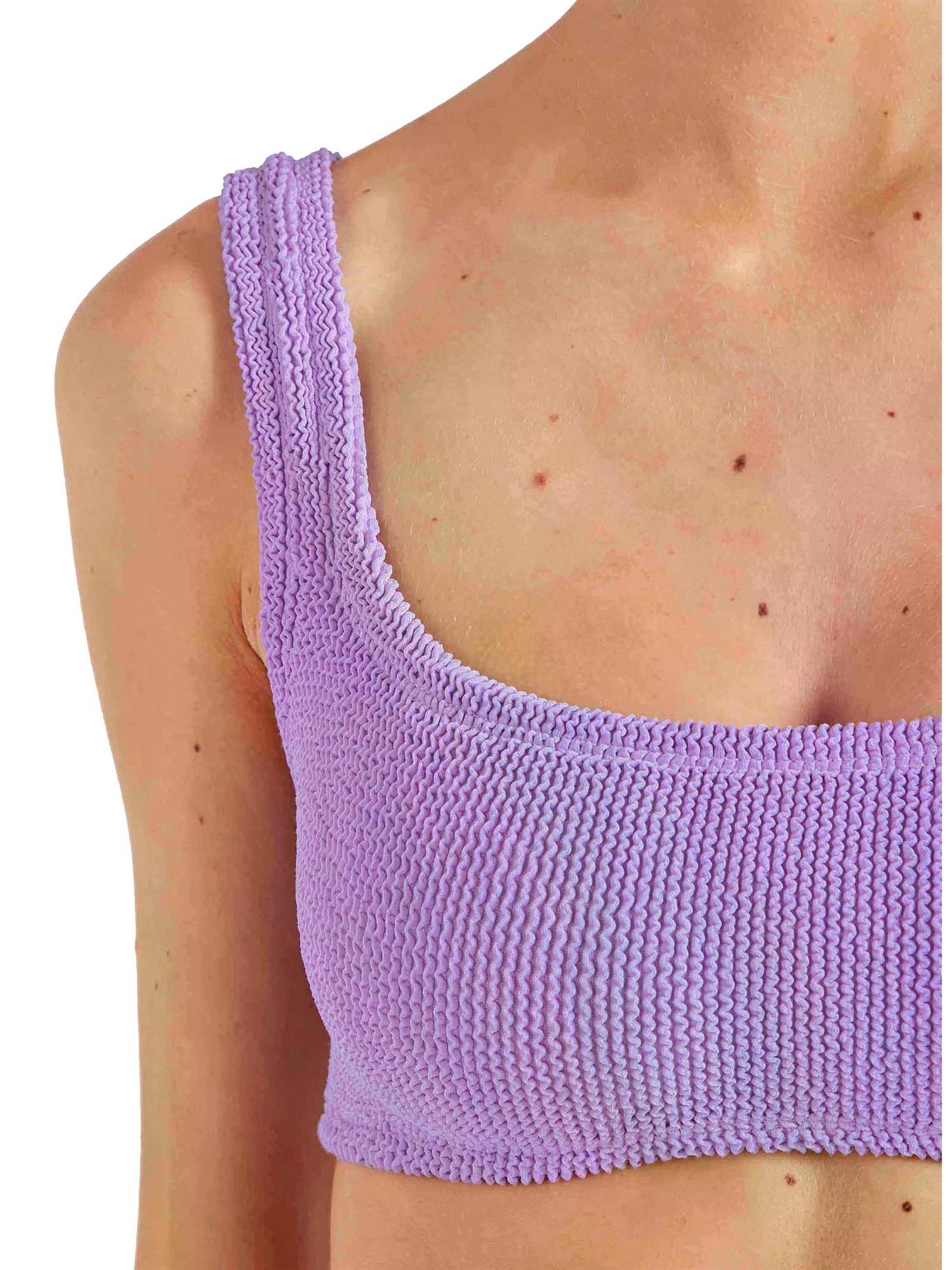 Hunza G Xandra bikini i lavendel, tettsittende og myk lillastrikket bikini for kvinner, vist på modell foran hvit bakgrunn.