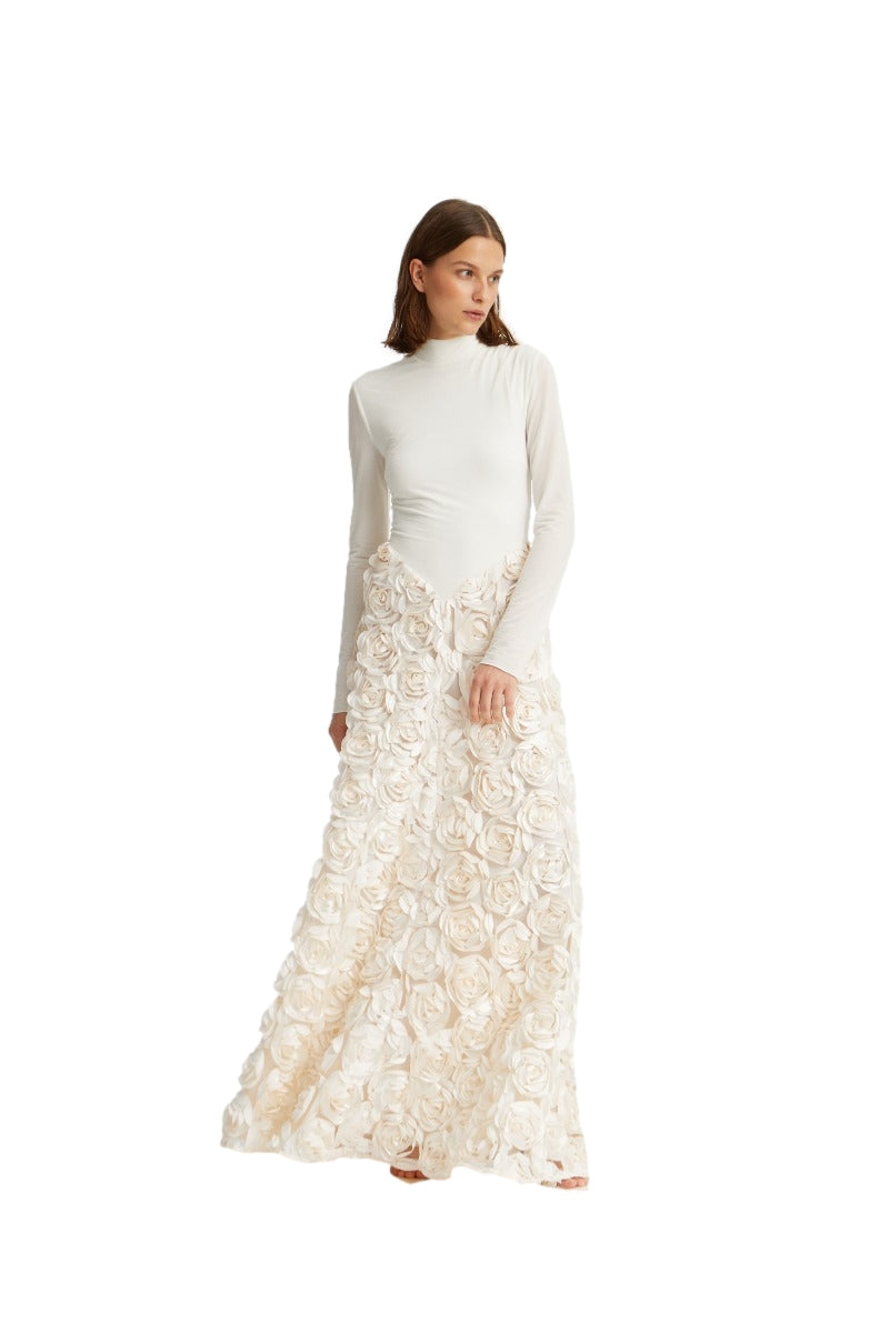 ROTATE langermet maxi kjole i off-white med flytende stoff og elegant design, perfekt for spesielle anledninger