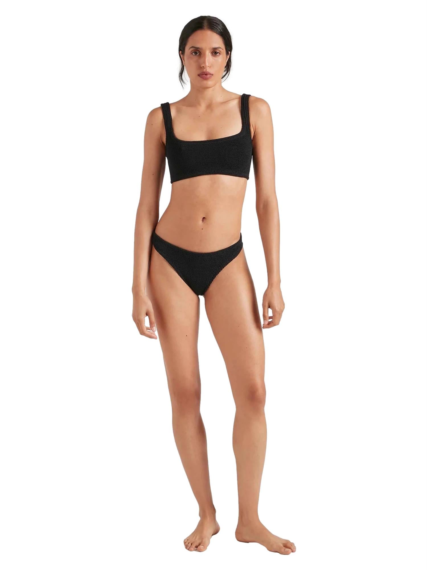 Sort Hunza G Xandra bikini i elastisk, mønstret materiale, vist på modell, perfekt for sol og strandbruk.
