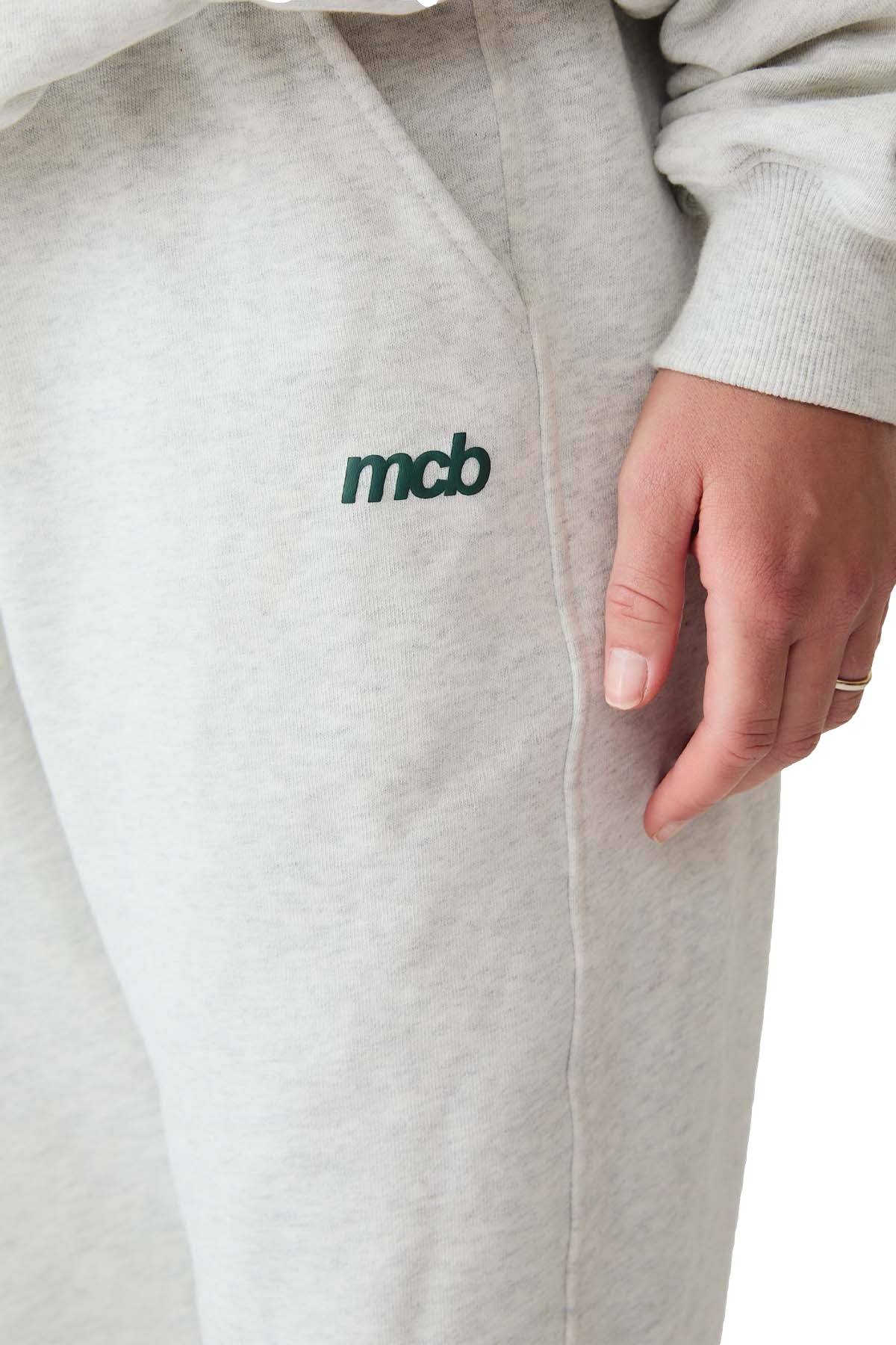 Lysegrå MCB Sportswear Signature Bukse med komfortabel passform og mykt stoff, vist på modell.