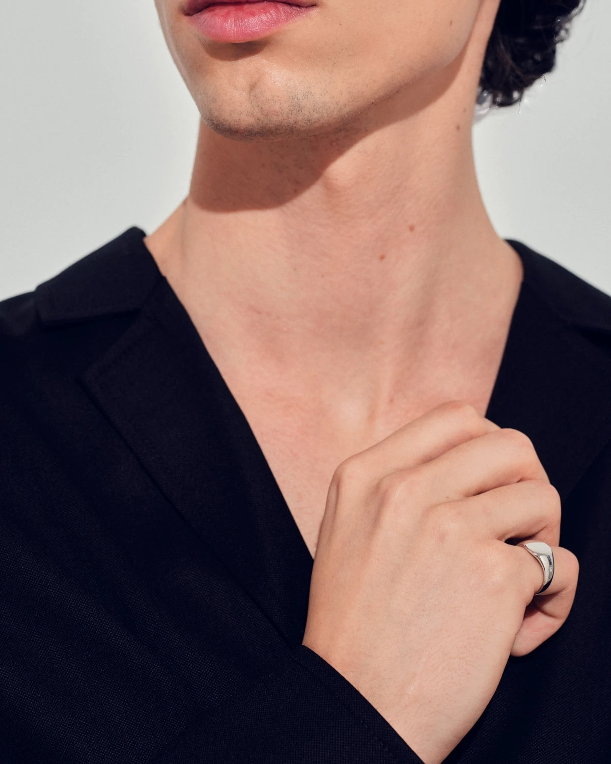 Sølv Tom Wood Mini Oval Ring, elegant smykkering med oval design, vist i close-up bilde.