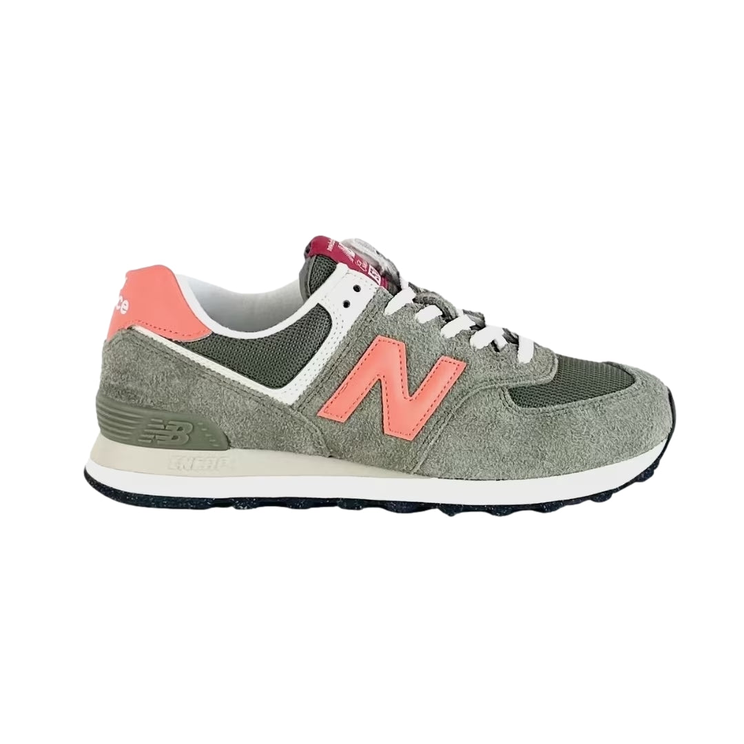 Grønne New Balance U 574 sko med hvite detaljer, viste på et nærbilde av skoens side og lissesystem.