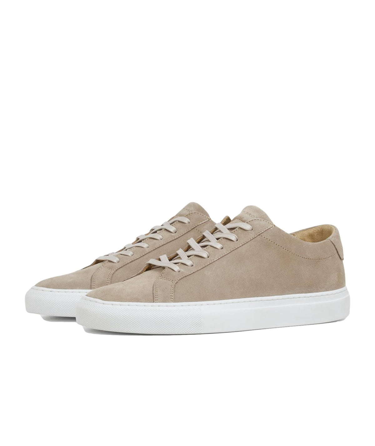 Lysebrune Garment Project Premium Low Earth suede sko med rund tå og lave heler, perfekt for hverdagsbruk.