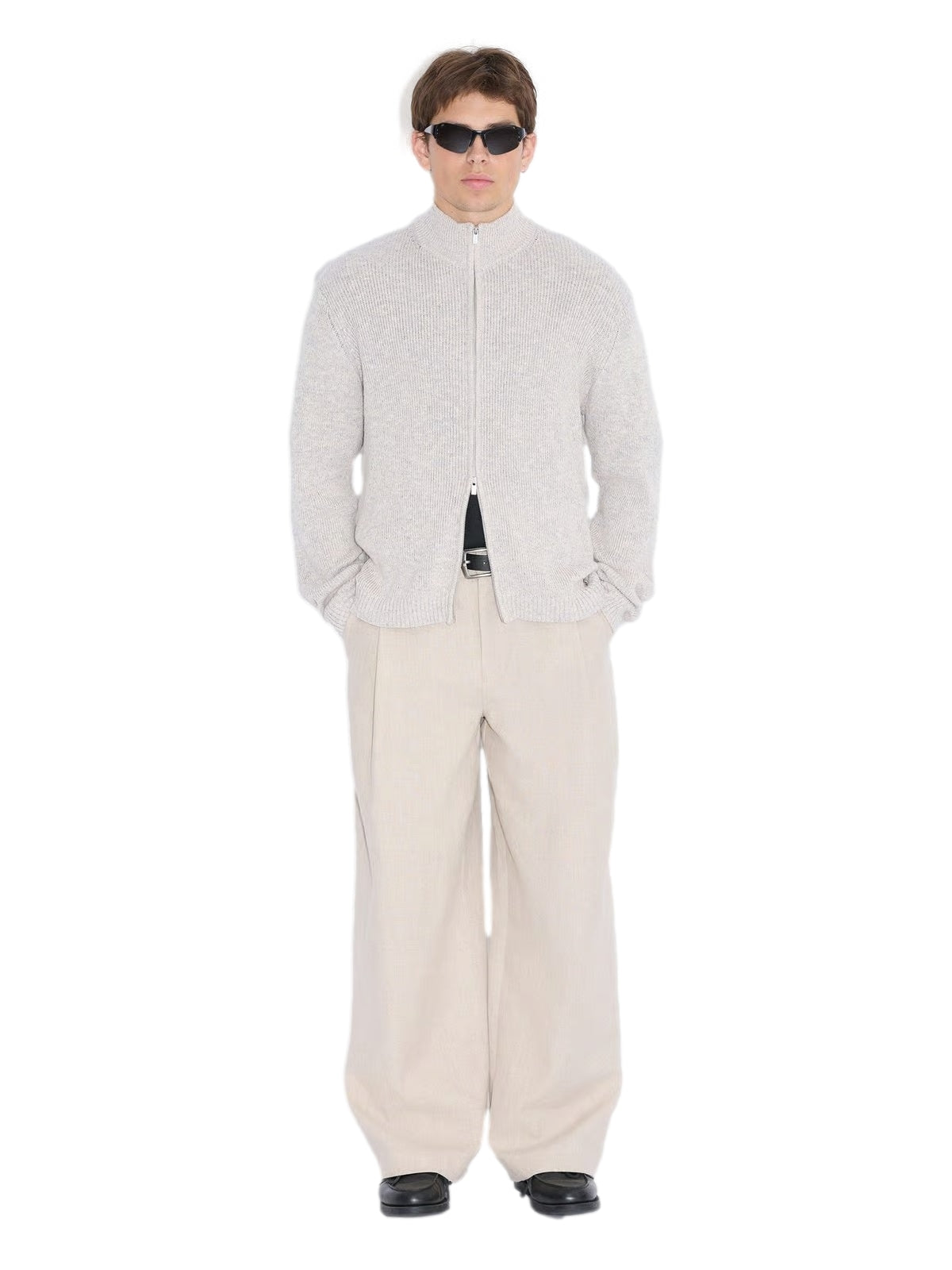 Holzweiler Atlantic Zip Cardigan i beige og grå, nærbilde av den myke, lukkbare strikkejakken med glidelås.