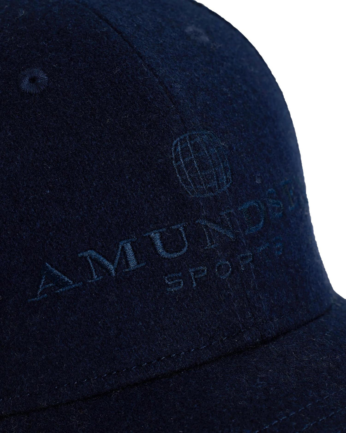 Amundsen ullcaps i mørk marineblå med klassisk design, laget av mykt og varmt ullmateriale.
