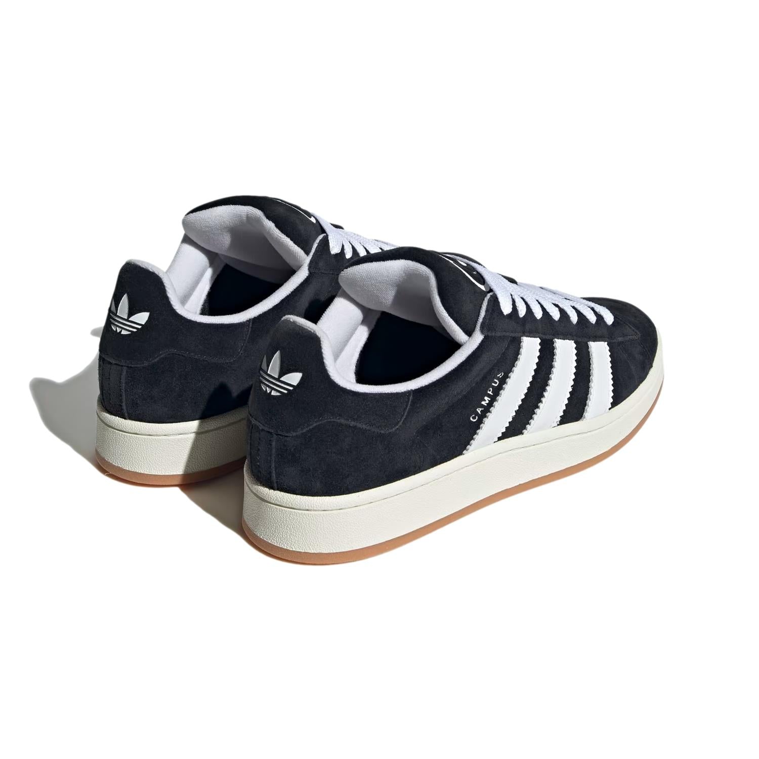 Sort Adidas Campus 00s sko med klassisk design, vises med nærbilde av skinnmateriale og hvite detaljer.