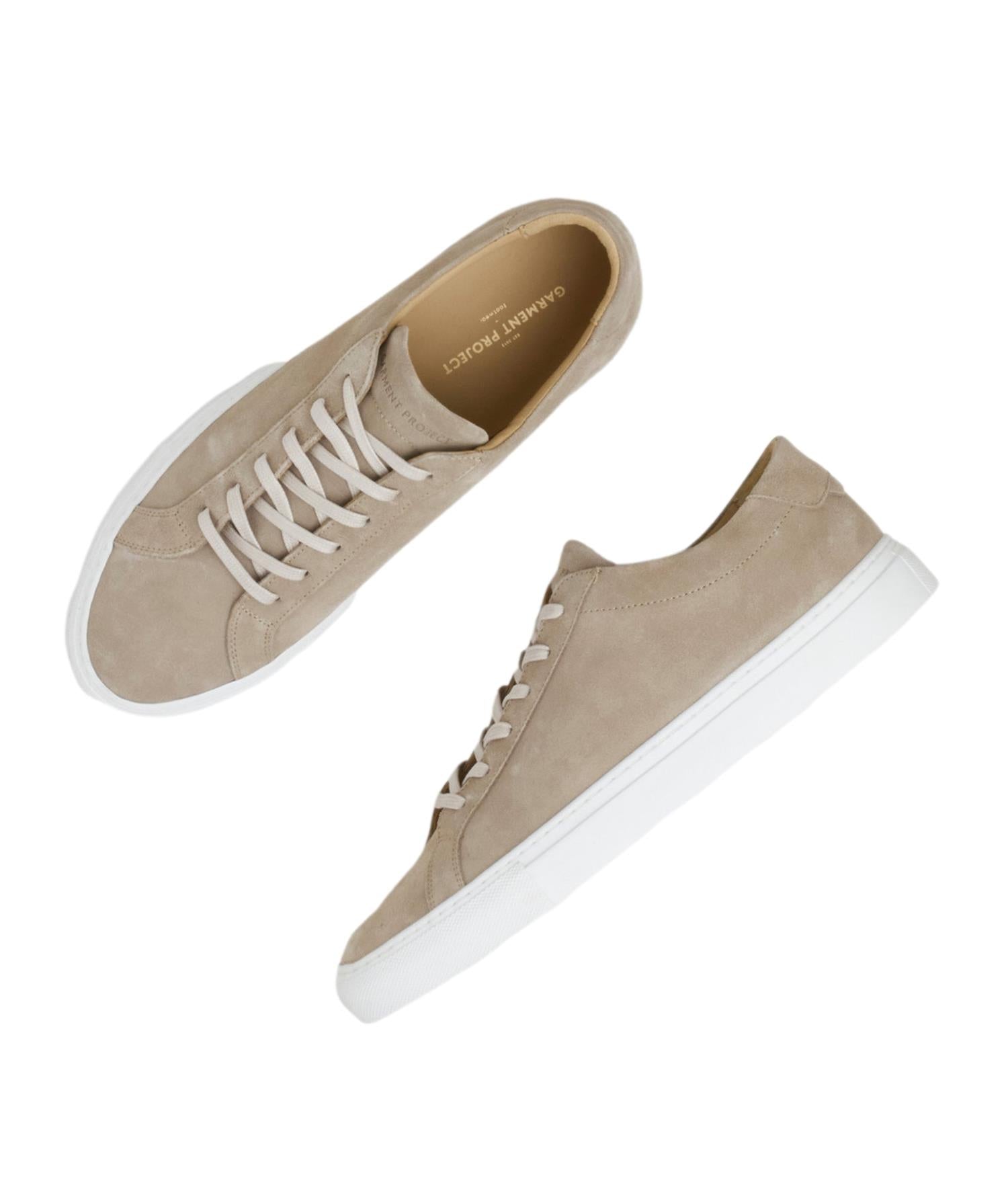 Lysebrune Garment Project Low Earth suede sko med komfortabel passform og mykt materiale.