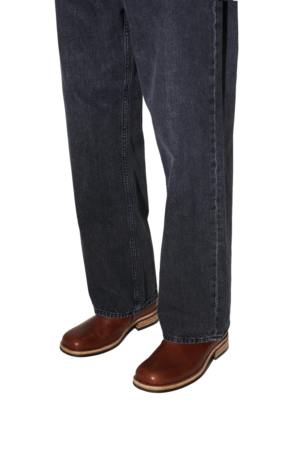 Svarte Our Legacy third cut jeans med vasket effekt, klassisk jeansstil, synlig passform og detaljer.