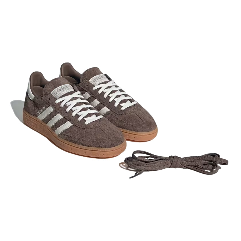 Adidas Handball Spezial IF6490 brun sko med læroverflate og hvite detaljer, designet for håndballspillere.