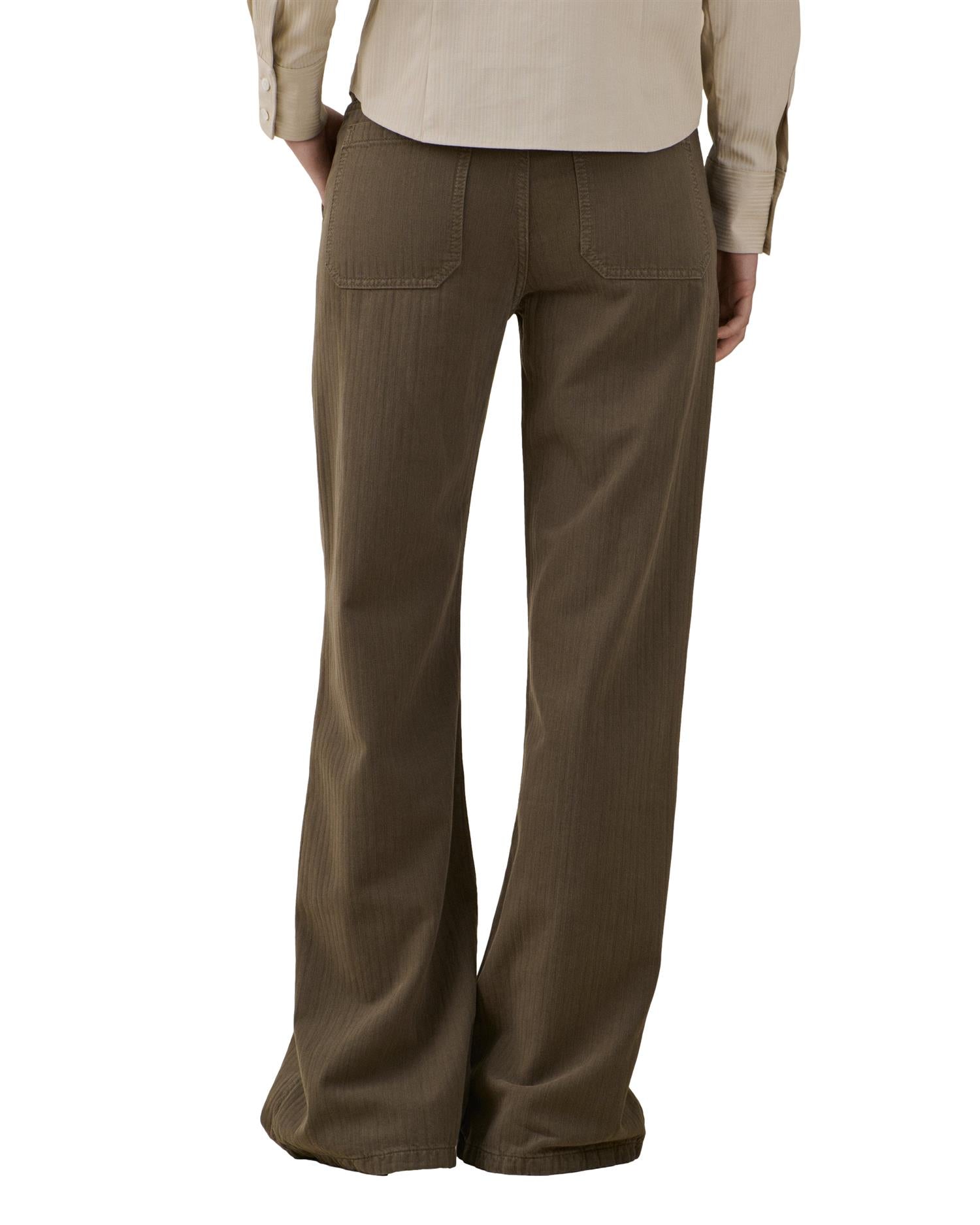 Jeanerica Guell Chevron khaki grønn bukse av denim med chevron-mønster, vist på modell.