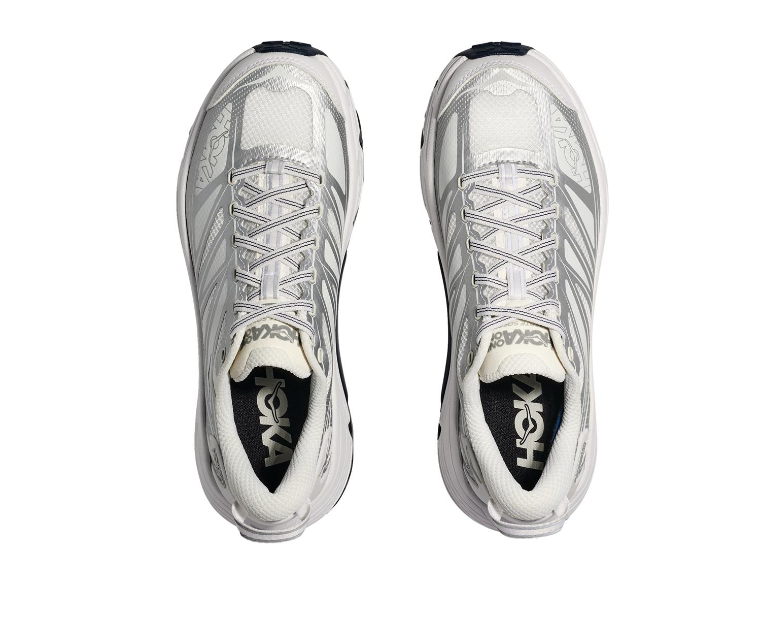 HOKA Mafate Speed 2 sko i hvitt og sølv, med sporty design og pustende materialer.