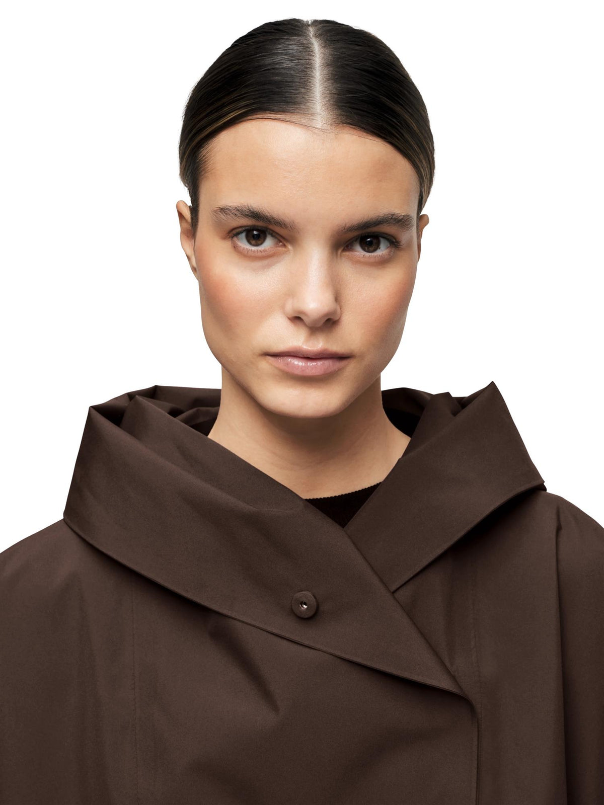 Blæst Bergen Java jakke i brunt med poncho-stil, varm og komfortabel jakke i mykt stoff.