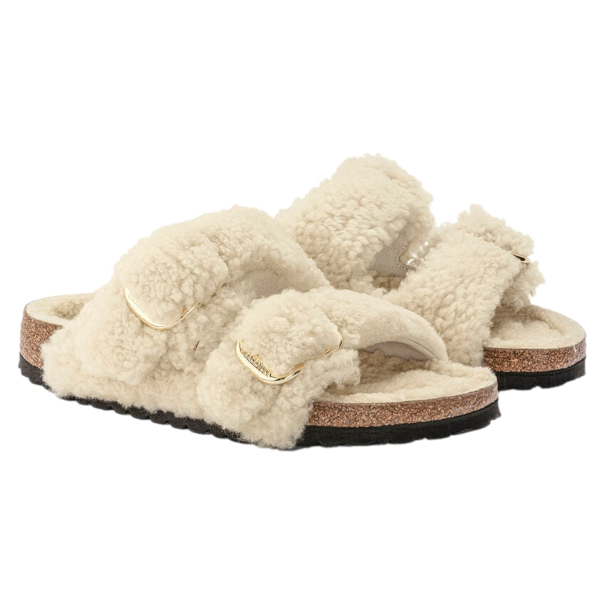 Birkenstock Arizona Big Buckle Teddy smale sko i off-white med bredde og stor metallspenne, komfortabel og myk overdel.