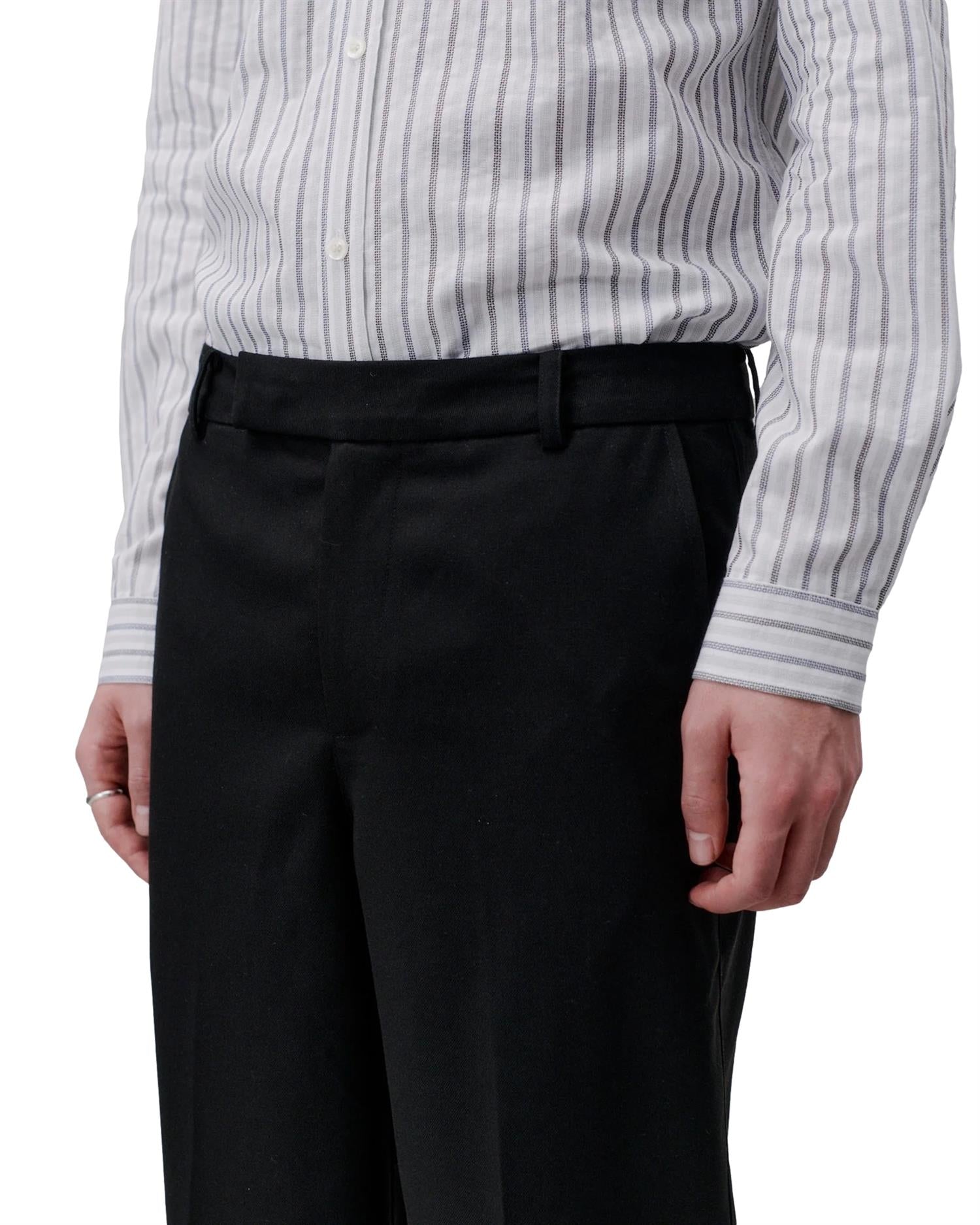Sort Libertine Libertine Decade skreddersydde bukser med rett passform og elegante detaljer, synlig på bildet.