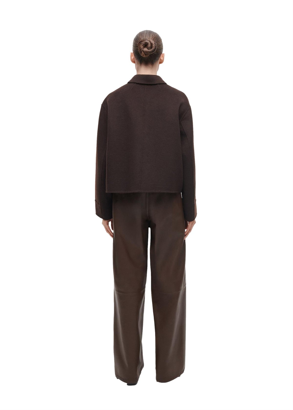Studio AR Nicolina ullblandet jakke i brun, varm og stilig med mykt stoff og elegant passform.
