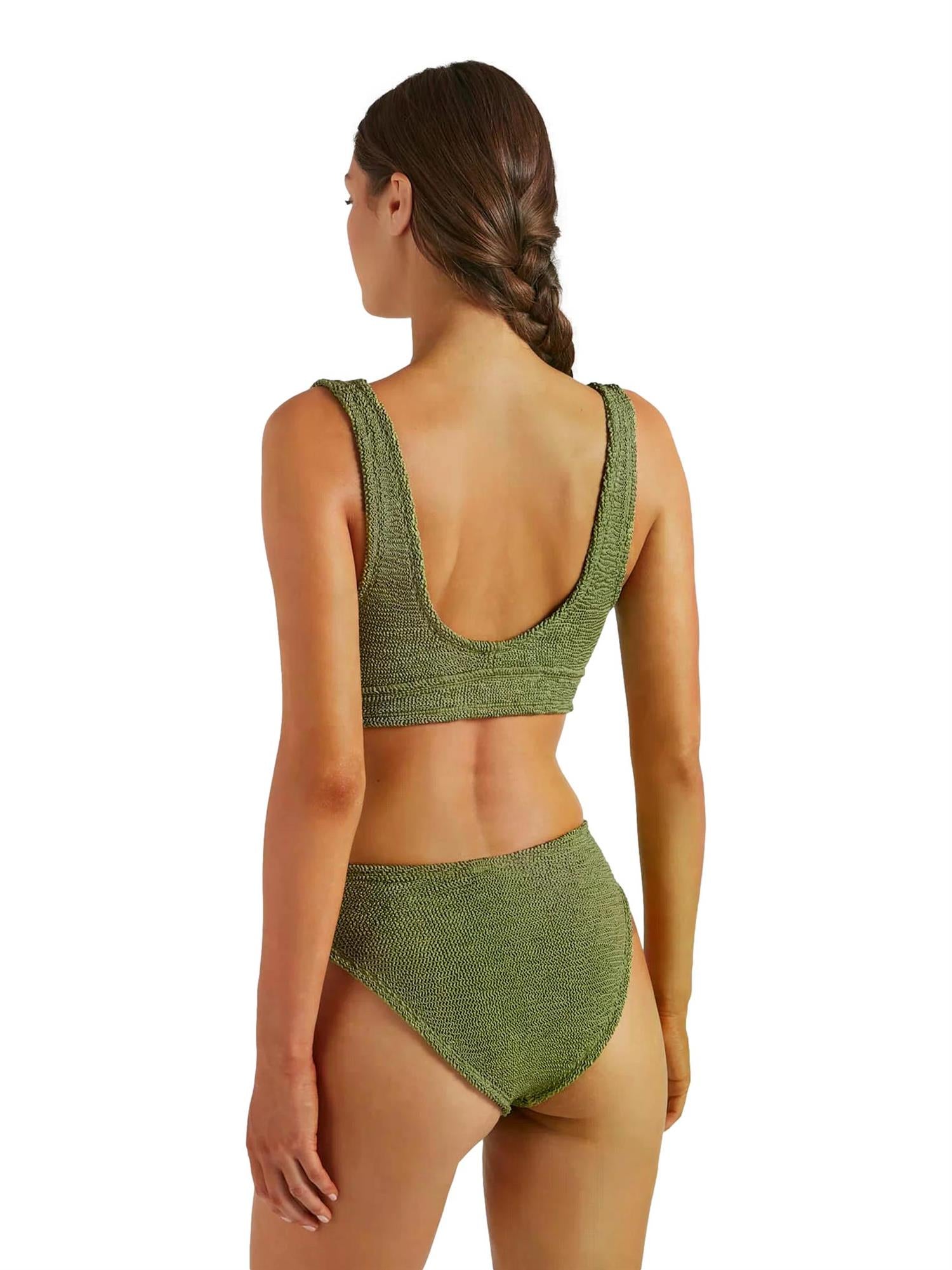 Hunza G Angel bikini i metallisk mosegrønn med olivengrønn farge, tettsittende og stilfullt bikinidesign, vist på modell.