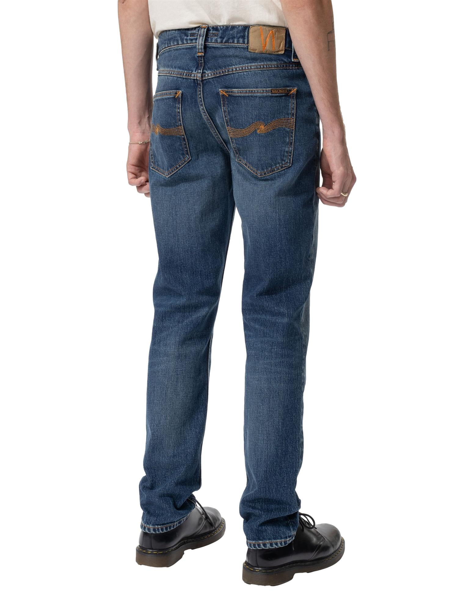 Mørkeblå Nudie Jeans Ollie Wild Blue jeans av bomull med klassisk snitt og fem lommer, vist på modell.