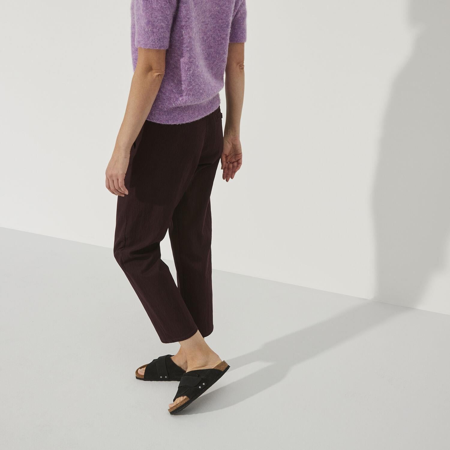 Sort Birkenstock Kyoto nubuck og skinnsko med justerbare remmer og komfortabel såle, for avslappet og stilfull bruk.
