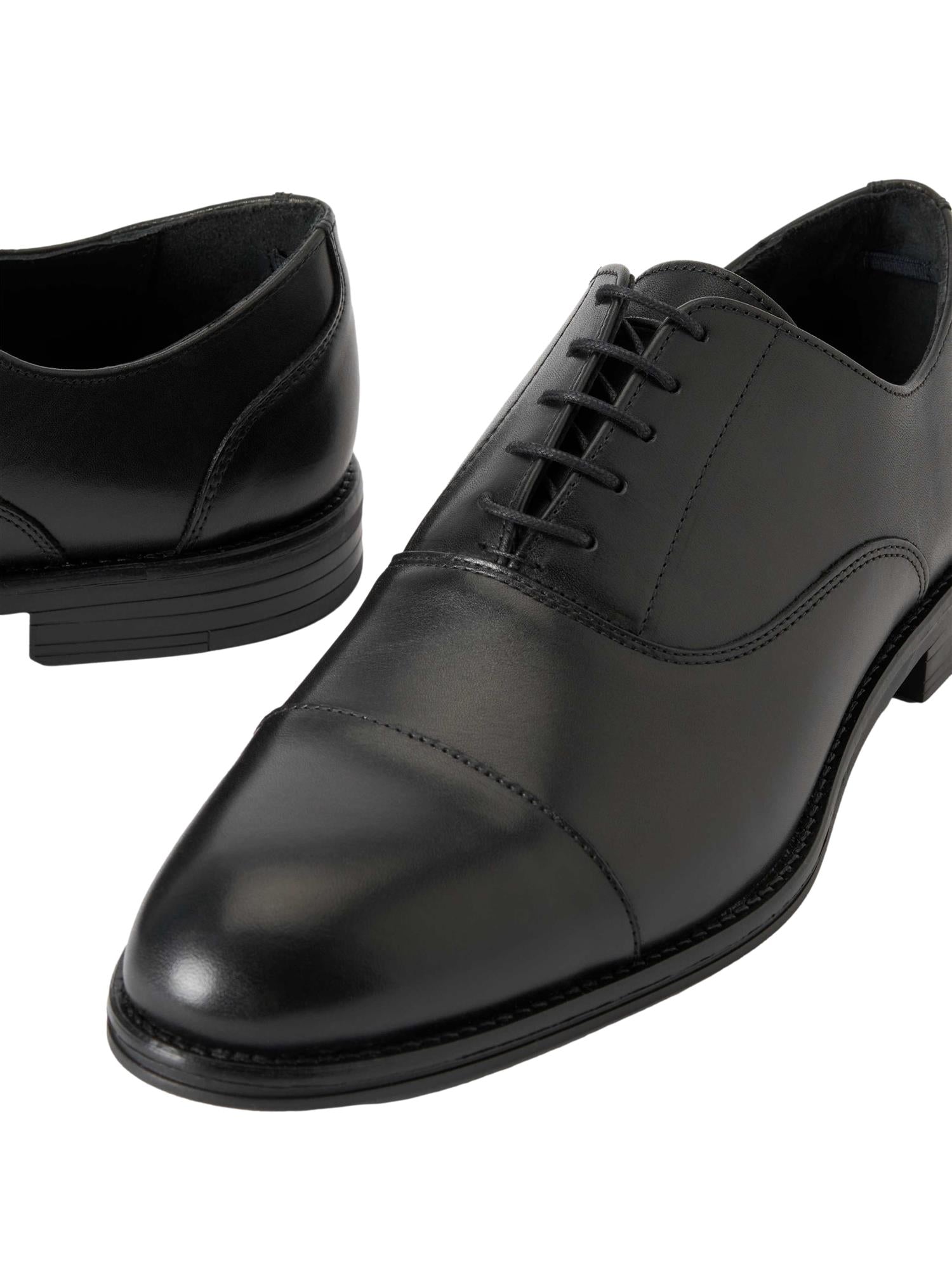 Sort Tiger of Sweden Lathan sko for menn, elegante lærstil med glatt overflate og moderne design.