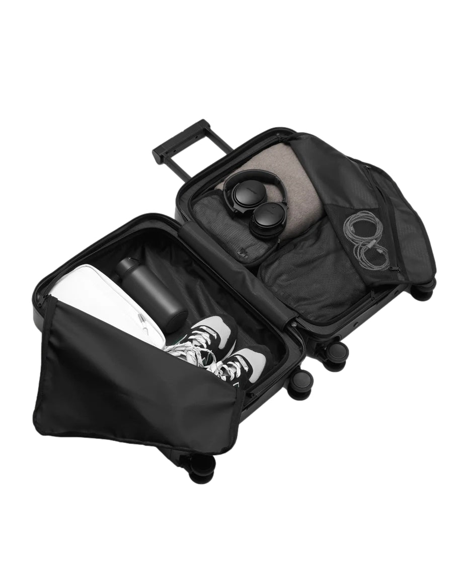 Sort Db Ramverk Front-Access Carry-On koffert med hjul og lås, lett å transportere og praktisk for reise.