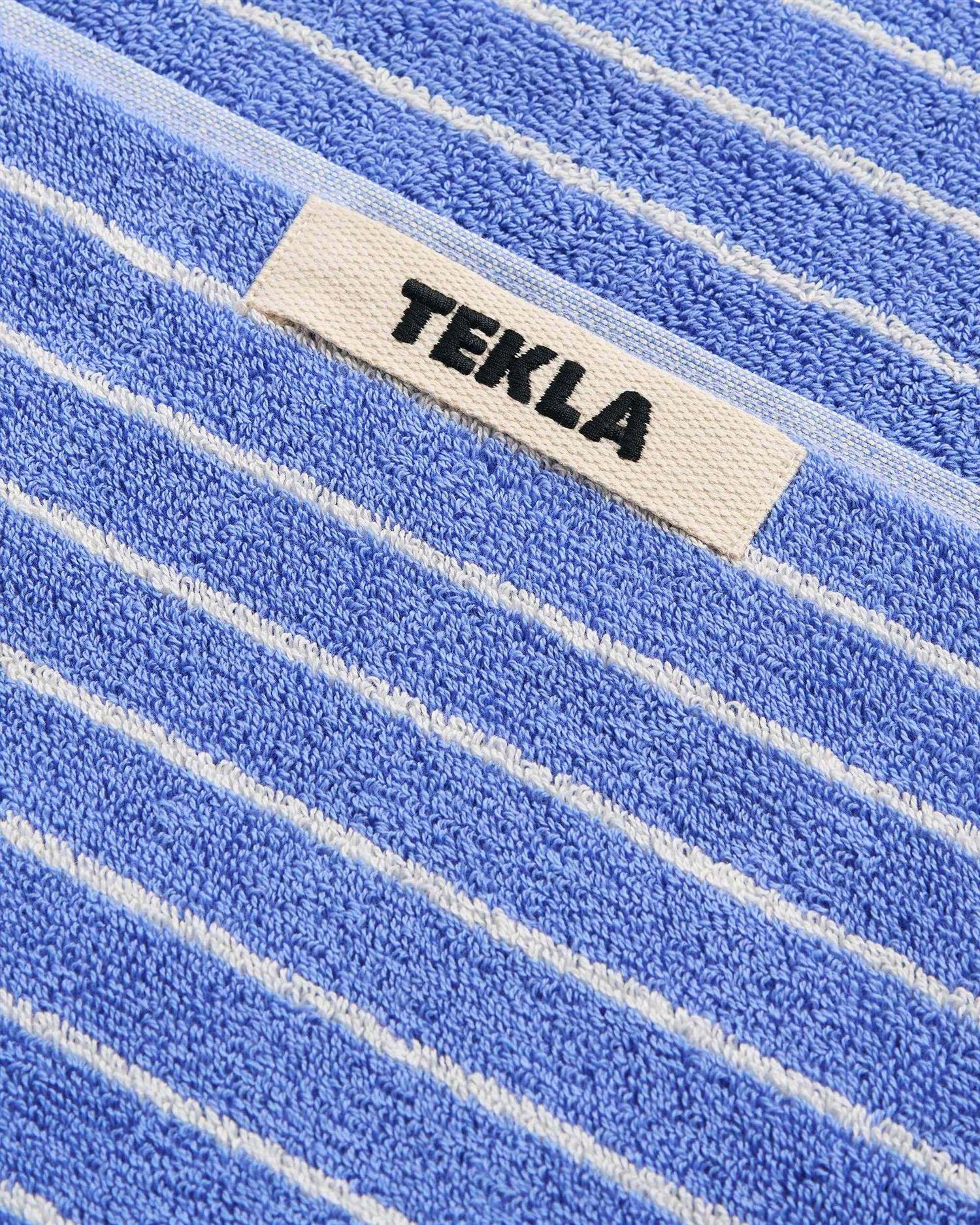 Tekla Terry håndkle i blå striper, 50x90 cm, mykt og absorberende håndkle med tydelige blå og hvite striper.