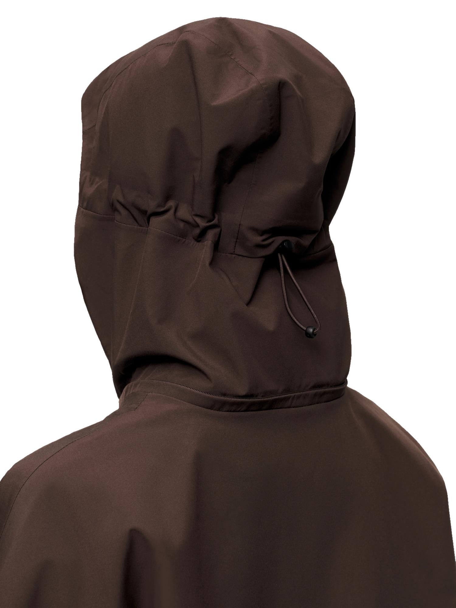 Blæst Klipra Coat Java jakke i mørkebrun, vinterjakke med varm foret og stilrent design, vist på en modell.