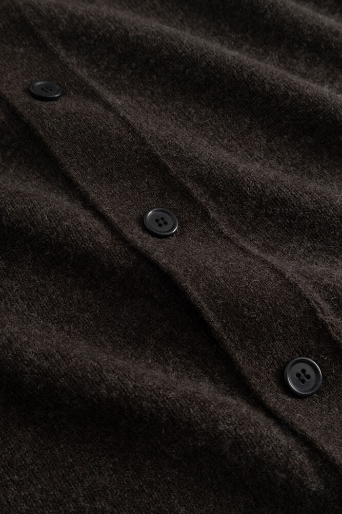 Brun Wood Wood WW-logo cardigan med komfortabel passform og mykt stoff, vises i nærbilde.
