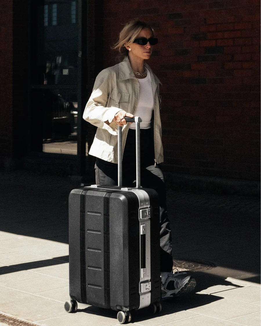 Db Ramverk Pro Check-In Luggage Medium Koffert Sort - modostore.no