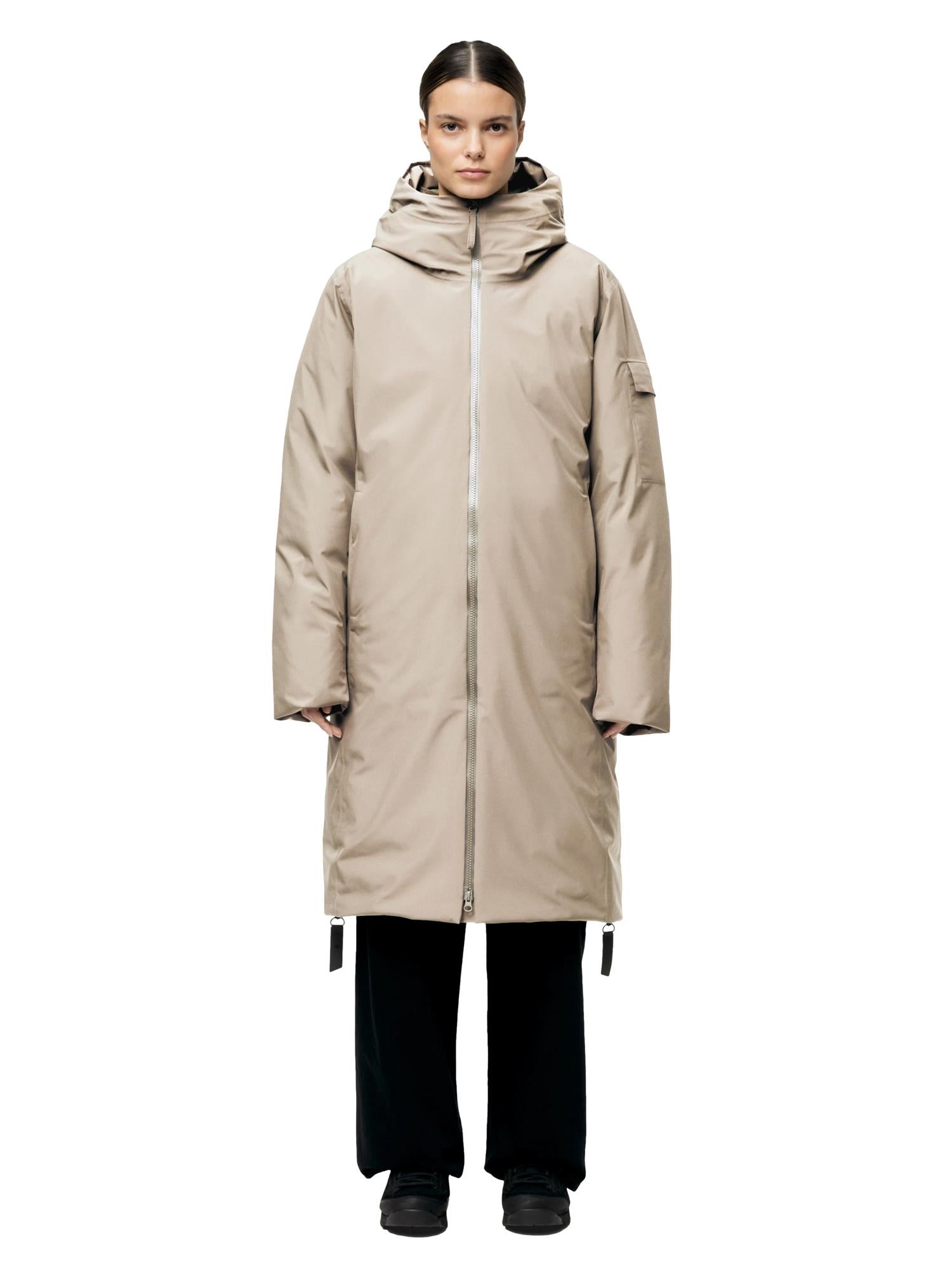 Blæst Bjorli dunjakke i beige, lett og varm jakke med justerbare detaljer, vist på modell.