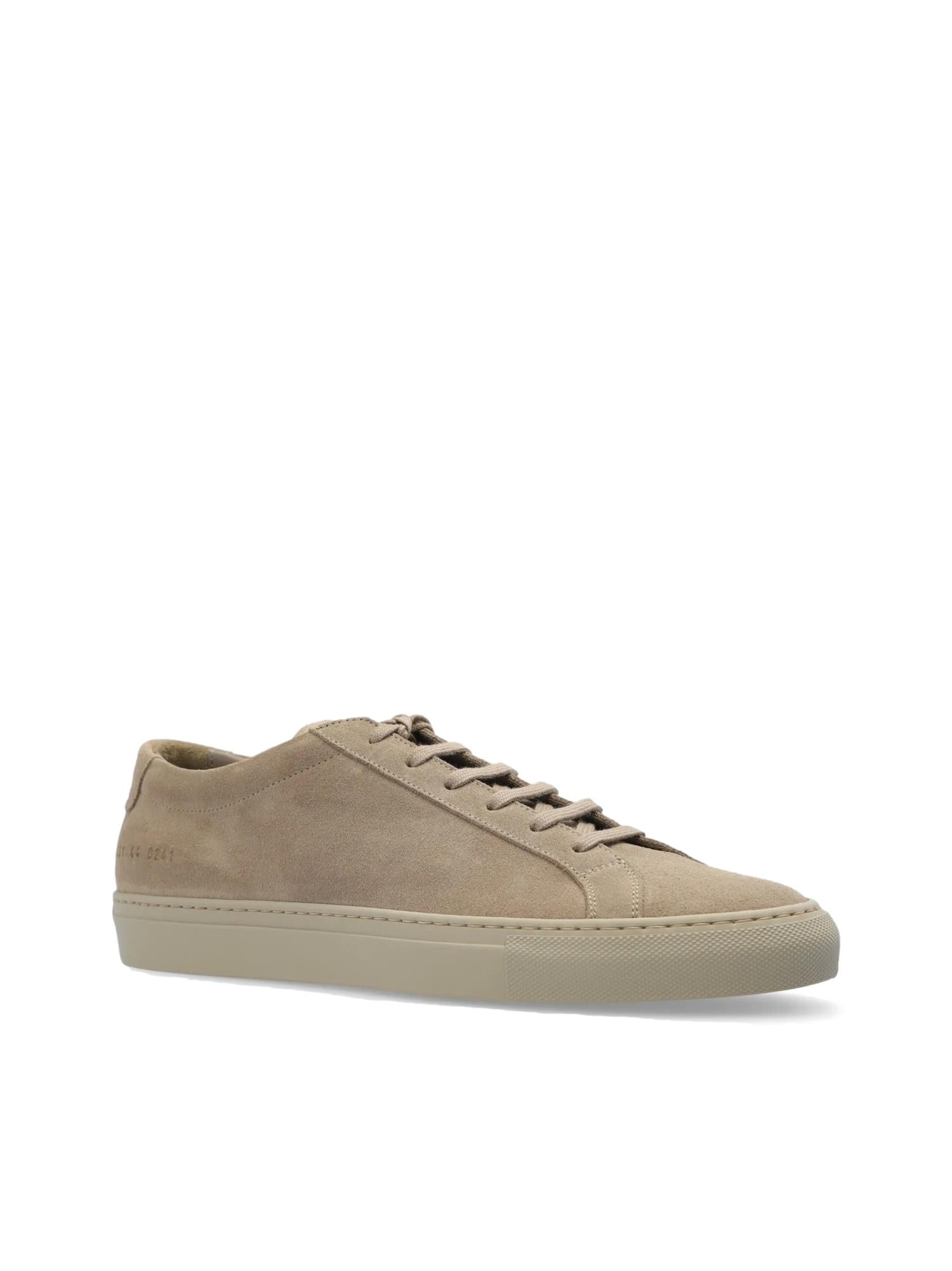 Brune Common Projects Achilles Low sneakers med tonale detaljer, lave sko med minimalistisk design og lærmateriale.